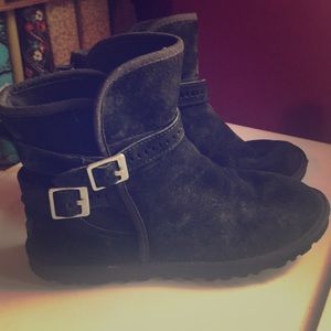 Black ankle Ugg’s
